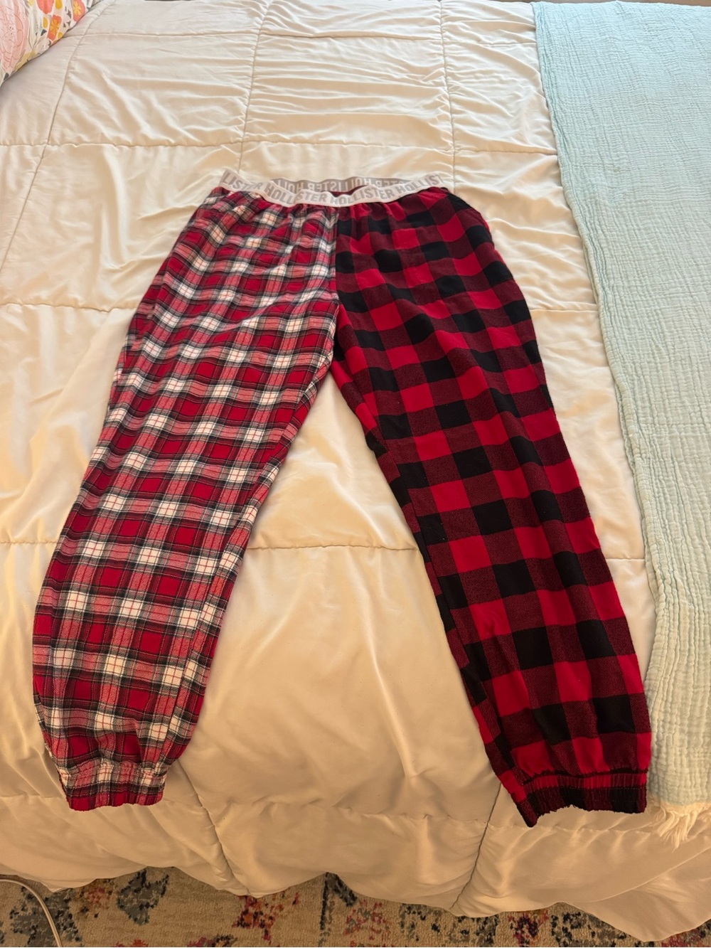 Hollister Women’s  Red Plaid Mixed-Pattern Lounge Pants flannel material
Sz med